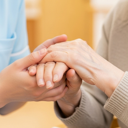 手を取り合う二人の手元のアップ