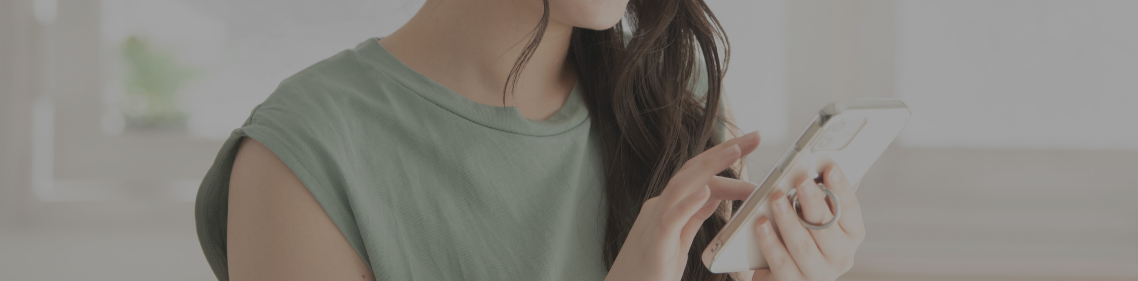 スマホを使う女性の画像