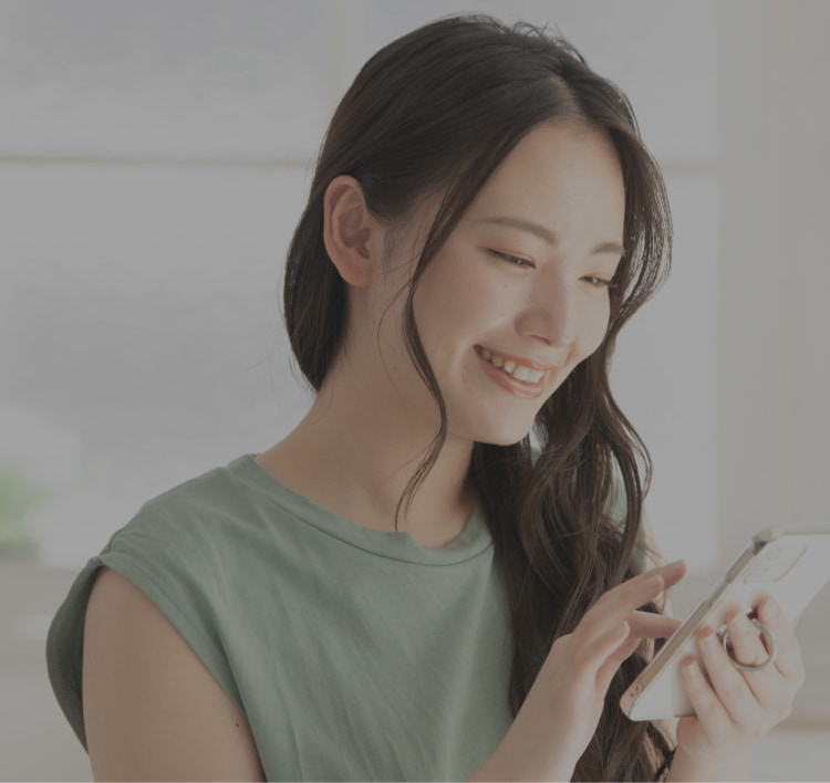 スマホを使う女性の画像