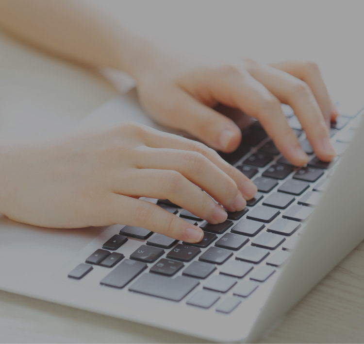 キーボードを使う画像